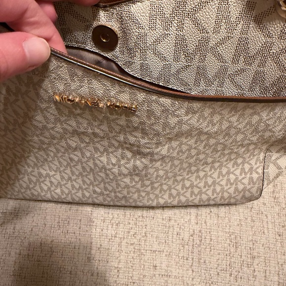 Michael Kors Cream and Gold Shoulder Bag - Picture 4 of 15